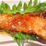 隠し味はニンニク！食欲を刺激するブリの照り焼き